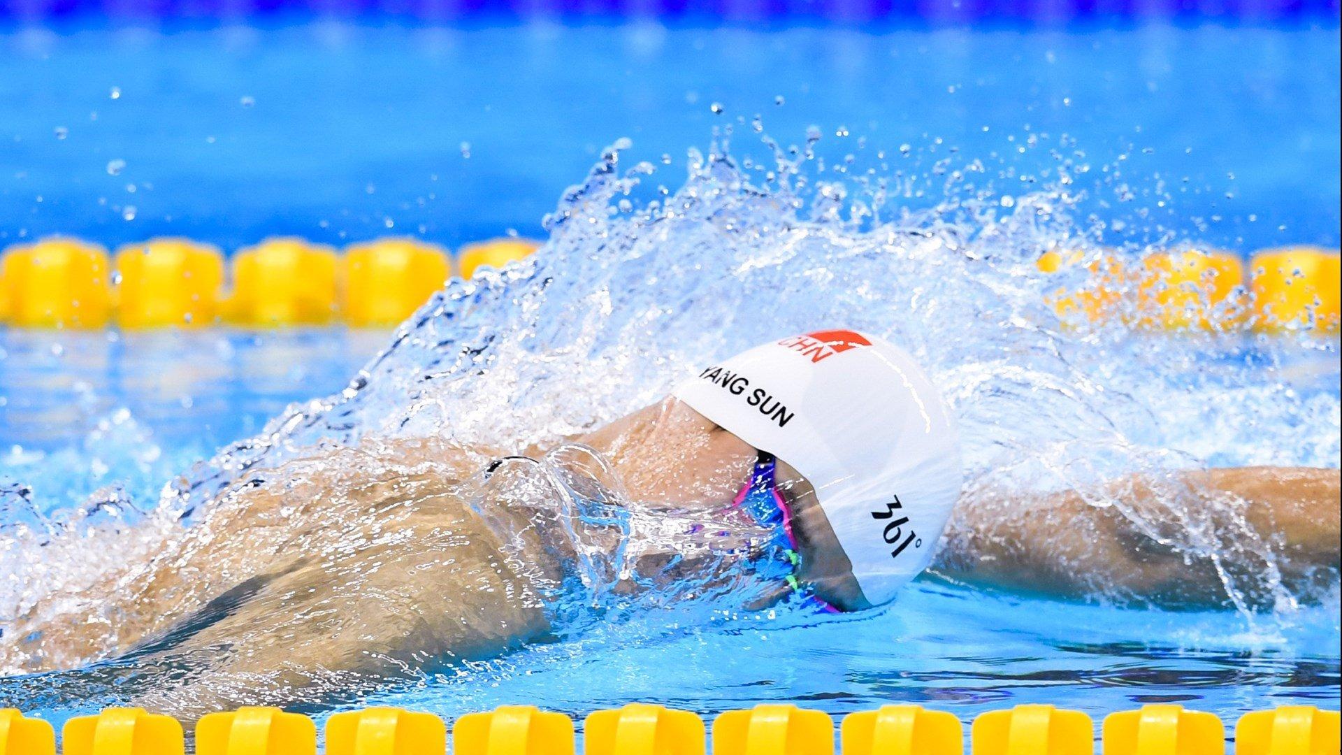 全国游泳锦标赛混合泳项目激烈角逐,新秀老将同台竞技展风采