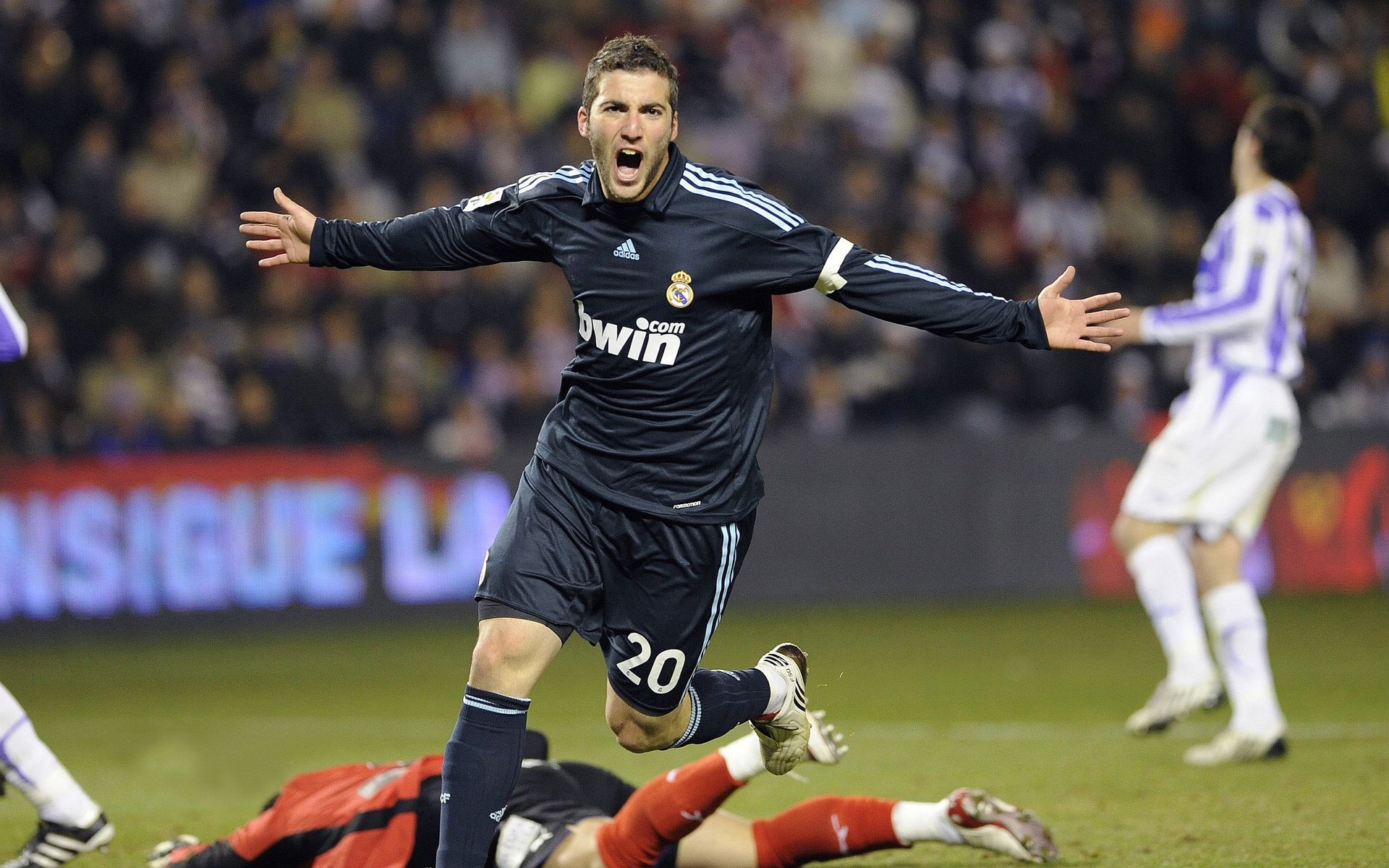 西甲联赛激战正酣,皇马巴萨上演巅峰对决,争冠悬念再起